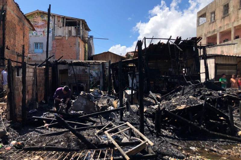 Equipes do Corpo de Bombeiros continuam o trabalho no local do incêndio que ocorreu nesta quinta-feira, 31, na passagem Serrão de Castro, próximo à avenida José Bonifácio, no bairro do Guamá, em Belém.
FOTO: NATÁLIA MELLO / SECOM
DATA: 01.06.2018
BELÉM - PARÁ <div class='credito_fotos'>Foto: NATÁLIA MELLO / SECOM | <a href='/midias/2018/originais/eec0a16e-95d9-4089-89b8-d85049694d89.jpg' download><i class='fa-solid fa-download'></i> Download</a></div>