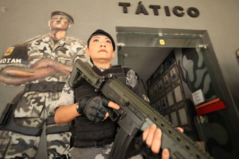 Além do gênero, ainda é um desafio para a mulher quebrar o paradigma de que a força e a bravura estão atreladas à estatura, peso e estrutura física. Mas a cabo Ana Farias (foto) está aí para fazer um contraponto dessa afirmação: com 1,59m de altura e menos de 50 quilos, ela não se deixa intimidar por ninguém. Não à toa. No histórico, ela carrega o pioneirismo de estar entre as primeiras duas mulheres da Rotam – Ronda Ostensiva Tático Metropolitana, uma das duas companhias do Batalhão de Policiamento Tático (BPOT). Dos 22 anos na PM, 16 são na Rotam. 

FOTO: MÁCIO FERREIRA / AG. PARÁ
DATA: 27.05.2018
BELÉM - PARÁ <div class='credito_fotos'>Foto: MÁCIO FERREIRA/ AG. PARÁ   |   <a href='/midias/2018/originais/eed0d2d0-c848-4ad7-899b-44268d5af7de.jpg' download><i class='fa-solid fa-download'></i> Download</a></div>