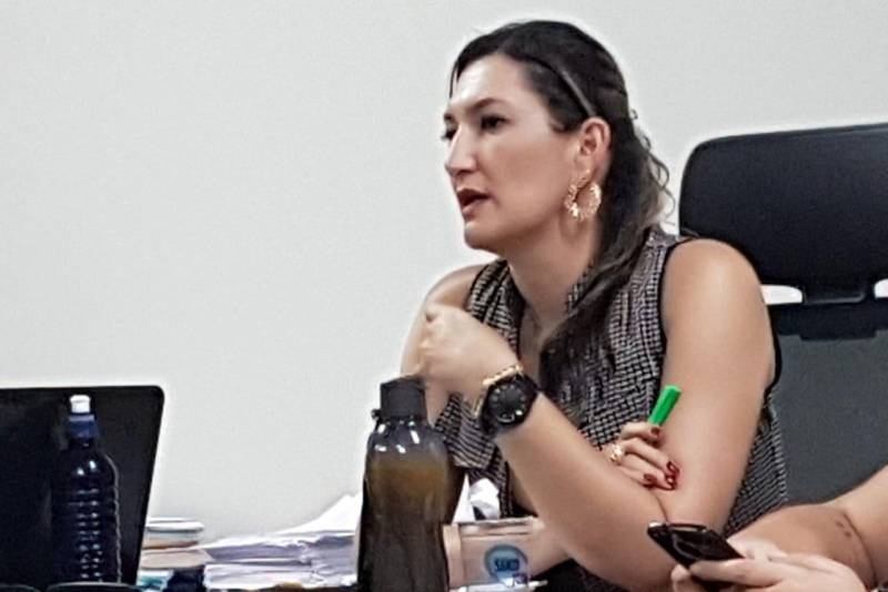 O município de Curionópolis, no sudeste paraense, vai integrar o projeto Municípios Emblemáticos dentro do Programa Municípios Sustentáveis (PMS), desenvolvido pela Secretaria Estadual de Municípios Sustentáveis (Semsu). A primeira reunião com a equipe da gestão municipal foi realizada na tarde desta quinta-feira (7), na sede da Prefeitura de Curionópolis, com representantes de diversas secretarias, que conheceram como o projeto é desenvolvido. Na foto, a secretária municipal de Planejamento, Verônica Rabelo.
FOTO: DANI FILGUEIRAS / ASCOM SEMSU
DATA: 07.06.2018
CURONÓPOLIS - PARÁ <div class='credito_fotos'>Foto: DANI FILGUEIRAS / ASCOM SEMSU | <a href='/midias/2018/originais/eedb7fa6-74fe-4c8f-bec1-058bb77a3168.jpg' download><i class='fa-solid fa-download'></i> Download</a></div>