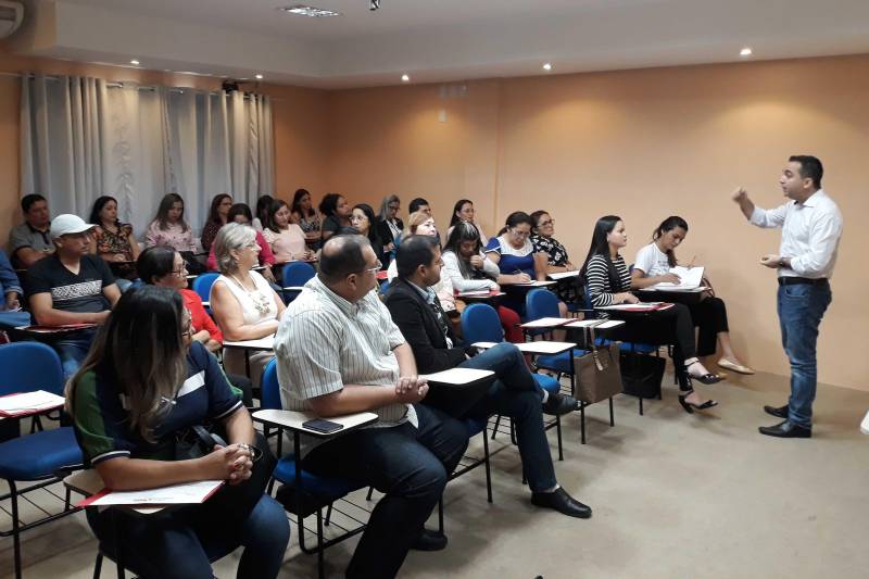 Representantes de municípios do Baixo Amazonas e do Tapajós participam nesta quinta (22) e sexta-feira (23), em Santarém, do Encontro Estadual do Cadastro Único, que tem como tema: combatendo a extrema pobreza do estado do Pará. Organizado pela Secretaria de Estado de Assistência Social, Trabalho, Emprego e Renda (Seaster), o encontro avalia a gestão do CadÚnico nos municípios e procura identificar os atores diretamente envolvidos. Na foto, o secretário regional de Governo do Baixo Amazonas, Olavo das Neves.
FOTO: SAMUEL ALVARENGA / AG. PARÁ
DATA: 22.03.2018
SANTARÉM - PARÁ <div class='credito_fotos'>Foto: SAMUEL ALVARENGA/AG.PARÁ | <a href='/midias/2018/originais/eeddaa8e-6199-4c4f-8624-e6f458277709.jpg' download><i class='fa-solid fa-download'></i> Download</a></div>