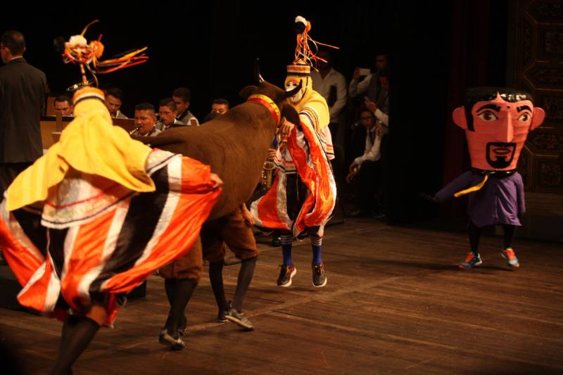 Dois estudantes do Curso de Bacharelado em Música, do Instituto Estadual Carlos Gomes (IECG), participam neste mês em Portugal do XIII Festival Internacional da Máscara Ibérica. Os instrumentistas Warlison Barros da Silva e Paulo Matos Favacho, que tocam respectivamente saxofone e clarinete na Banda de Música Milícia Odivelense, integram a comitiva que já viajou para representar o Brasil no Festival. O evento será realizado de 17 a 20 de maio (quinta-feira a domingo), no Jardim da Praça do Império, na cidade portuguesa de Belém. A participação do município paraense de São Caetano de Odivelas na 13ª edição do Festival tem apoio do Consulado de Portugal na capital paraense. A parceria, que estreitou os laços culturais entre o município de São Caetano de Odivelas e a cidade portuguesa de Odivelas, na área metropolitana de Lisboa, começou em 2016. Em maio do ano seguinte foi assinado em Portugal o Protocolo de Geminação entre as cidades irmãs. Na foto, banda Rodrigues dos Santos.
FOTO: ASCOM / FCG
DATA: 15.05.2018
<div class='credito_fotos'>Foto: ASCOM FCG | <a href='/midias/2018/originais/eeddee5e-d04c-4dac-bbeb-13f0794603e0.jpg' download><i class='fa-solid fa-download'></i> Download</a></div>
