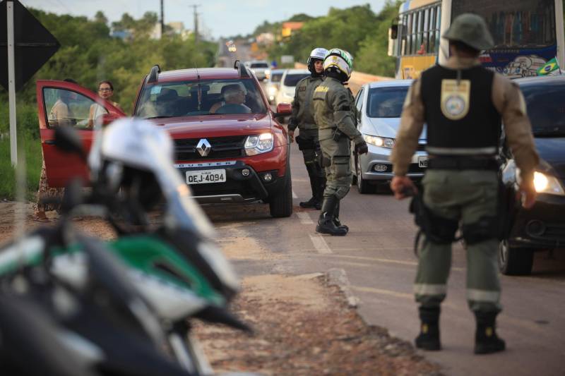 Atuação dos agentes de segurança durante a Operação Verão 2018 no segundo final de semana de férias.
FOTO: MÁCIO FERREIRA / AG. PARÁ
DATA: 07.07.2018
SALINÓPOLIS - PARÁ <div class='credito_fotos'>Foto: MÁCIO FERREIRA/ AG. PARÁ | <a href='/midias/2018/originais/eedfddc4-9939-4880-9a70-d1da543bf020.jpg' download><i class='fa-solid fa-download'></i> Download</a></div>