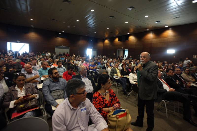 O primeiro dia do Fórum Permanente de Prefeitas e Prefeitos dos Municípios Sustentáveis contou com a participação de 85 prefeitos , 17 vices e 21 secretários municipais dos 141 municípios manifestaram interesse em adotar as diretrizes do programa. Para o governador Simão Jatene (foto), esta grande participação simboliza a união de agentes públicos que colocaram os interesses coletivos acima dos interesses individuais para construir um estado melhor para todos. Com o tema “Gestão Compartilhada”, o evento traz as experiências e os desdobramentos das agendas governamentais que foram planejadas em parceria com as gestões municipais. Através da Secretaria Extraordinária de Municípios Sustentáveis (Semsu) Governo do Pará, por meio da Semsu, investe na capacitação dos municípios para a promoção de uma gestão fiscal eficiente. Para Izabela Jatene, este primeiro dia serviu para sinalizar o quanto os gestores estão preocupados com o equilíbrio da questão fiscal dos municípios e em desenvolver uma governança compartilhada para desenvolver seus municípios.
FOTO: ANTÔNIO SILVA / AG. PARÁ
DATA: 07.02.2018
BELÉM - PARÁ <div class='credito_fotos'>Foto: Antônio Silva/Ag. Pará | <a href='/midias/2018/originais/eedfe709-0d6e-4c07-a904-725a3b051352.jpg' download><i class='fa-solid fa-download'></i> Download</a></div>