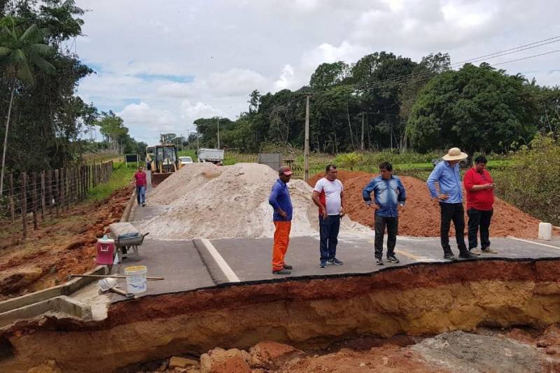 As chuvas começam a diminuir no interior do Estado e os trabalhos de manutenção das estradas paraenses continuam avançando. Serviços de pavimentação com CBUQ (concreto betuminoso usinado a quente) estão sendo realizados na rodovia PA-477 (foto), no trecho de 8 km entre São Geraldo do Araguaia e Piçarra.
FOTO: ASCOM SETRAN
DATA: 11.05.2018
SÃO GERALDO DO ARAGUAIA - PARÁ <div class='credito_fotos'>Foto: ASCOM SETRAN | <a href='/midias/2018/originais/eee46b5c-5cd6-4490-8719-e5188e772f86.jpg' download><i class='fa-solid fa-download'></i> Download</a></div>