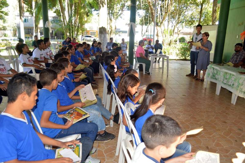 A programação dedicada à Semana do Meio Ambiente, promovida pela Secretaria de Meio Ambiente e Sustentabilidade (Semas), teve continuação nesta quinta-feira (7), com palestra (foto) e lançamento da cartilha ambiental Uma Escola na Floresta: educando para o bem comum, na Associação Cultural do Marex, para alunos do ensino fundamental da Escola Castelo Branco. A Semana do Meio Ambiente prossegue na sexta-feira (8), quando as atividades estarão voltadas aos estudantes do ensino médio do Colégio D. Pedro, também na Associação Cultural Marex. O encerramento da programação em homenagem ao Dia Mundial do Meio Ambiente, comemorado dia 5 de junho, será com a caminhada Descoberta de Novos Caminhos, no sábado (9), no Parque do Utinga, com início marcado para as 6h. Mil pessoas estão inscritas para participar dessa atividade.
FOTO: ASCOM / SEMAS
DATA: 07.06.2018
BELÉM - PARÁ <div class='credito_fotos'>Foto: ASCOM SEMAS | <a href='/midias/2018/originais/eee566ad-0c6f-476e-a854-51336efa650e.jpg' download><i class='fa-solid fa-download'></i> Download</a></div>