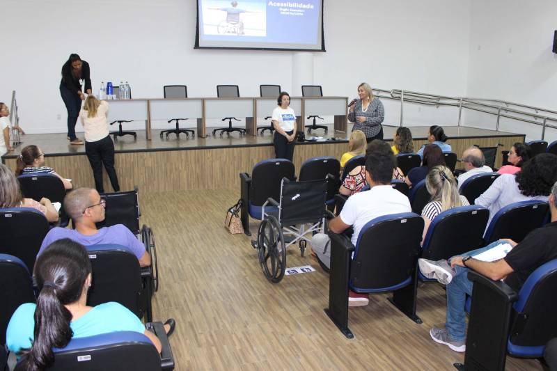 Apresentar o Plano Estadual de Ações Integradas para a Pessoa com Deficiência – Existir, que o Estado desenvolve para as pessoas com deficiência, foi o objetivo principal do encontro realizado na tarde desta quarta-feira (16), no auditório do Centro Integrado de Inclusão e Reabilitação (CIIR), em Belém. Cerca de 40 funcionários da instituição participaram do evento. Prestes a ser inaugurado, os cerca de 300 trabalhadores, diretos e indiretos, passam por treinamento para atender com excelência os usuários dos serviços que serão prestados. No CIIR vai funcionar um Centro Especializado em Reabilitação (CER IV) para usuários com deficiência auditiva, física, intelectual e visual; uma oficina ortopédica e um Centro de Especialidades Odontológicas (CEO II). A obra, orçada em mais de R$ 32 milhões, com recursos do Tesouro estadual, faz parte das ações do Governo do Pará destinadas a ampliar serviços já oferecidos pela Secretaria de Estado de Saúde Pública (Sespa). O Centro será administrado em parceria com o Instituto Nacional de Desenvolvimento Social e Humano (INDSH).
FOTO: ERIKA TORRES / ASCOM NAC
DATA: 16.05.2018
BELÉM - PARÁ <div class='credito_fotos'>Foto: ERIKA TORRES / ASCOM NAC | <a href='/midias/2018/originais/eee84ce3-8206-46fe-b254-00e684ac45ac.jpg' download><i class='fa-solid fa-download'></i> Download</a></div>