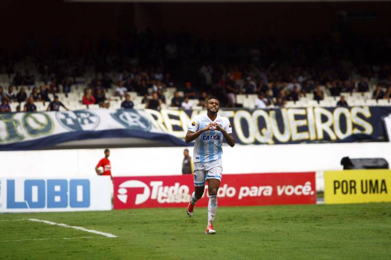 O Clube do Remo venceu o Paysandu por 2 a 1 na tarde deste domingo, partida realizada no Estádio Mangueirão, e largou na frente pelo título do Campeonato Paraense de 2018. Na foto, o jogador Cassiano comemora gol marcado.
FOTO: THIAGO GOMES / AG. PARÁ
DATA: 01.04.2018
BELÉM - PARÁ <div class='credito_fotos'>Foto: Thiago Gomes /Ag. Pará | <a href='/midias/2018/originais/eef1852d-054b-4efb-b2da-525c754c5ce6.jpg' download><i class='fa-solid fa-download'></i> Download</a></div>