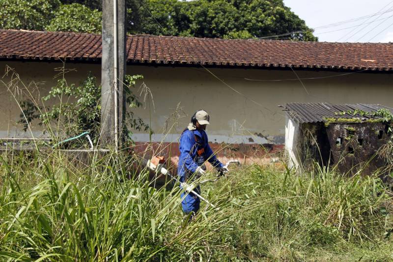 A Superintendência do Sistema Penitenciário do Estado do Pará (Susipe) e a Fundação Pro Paz, através de uma parceria, realizam o Projeto Conquistando a Liberdade na Escola Estadual de Ensino Médio e Fundamental Eunice Weaver, no bairro da Pratinha, em Belém, com o objetivo de reintegrar socialmente a pessoa encarcerada, por meio da prestação de serviços à sociedade de maneira voluntária.
FOTO: AKIRA ONUMA / ASCOM SUSIPE
DATA: 07.03.2018
BELÉM - PARÁ <div class='credito_fotos'>Foto: Akira Onuma / Ascom Susipe | <a href='/midias/2018/originais/eefe31f4-dd5b-475b-83dc-917c9bc48d4b.jpg' download><i class='fa-solid fa-download'></i> Download</a></div>