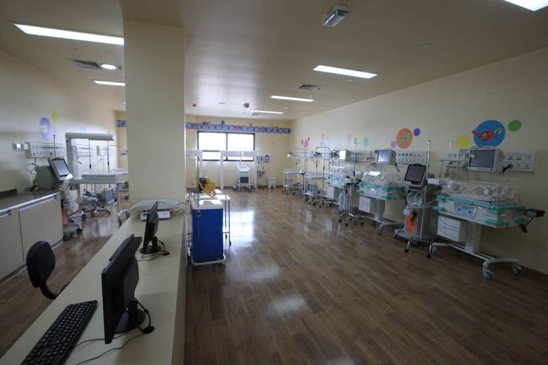 O governador Simão Jatene fez neste domingo (30), às 11 h, uma visita técnica (foto) às instalações do novo Hospital Abelardo Santos, no Distrito de Icoaraci, na Região Metropolitana de Belém. Como fez em Capanema (nordeste do Pará), no novo Hospital Regional dos Caetés, o governador convidou pessoas da comunidade para acompanhá-lo na visita. O objetivo foi mostrar à população que o hospital está pronto para ser inaugurado. "Alguns pequenos detalhes, obrigatórios para a entrada em funcionamento de qualquer hospital, ainda precisam ser feitos, como a assepsia dos ambientes e a calibragem dos equipamentos. Mas o ‘Abelardo’ está pronto, e já é o maior hospital da Região Metropolitana", disse o governador.

FOTO: CRISTINO MARTINS / AG. PARÁ
DATA: 30.12.2018
ICOARACI - PARÁ <div class='credito_fotos'>Foto: Cristino Martins/Ag. Pará   |   <a href='/midias/2018/originais/ef029c4a-f014-4c3e-9ef9-0d6baf052ce7.jpg' download><i class='fa-solid fa-download'></i> Download</a></div>