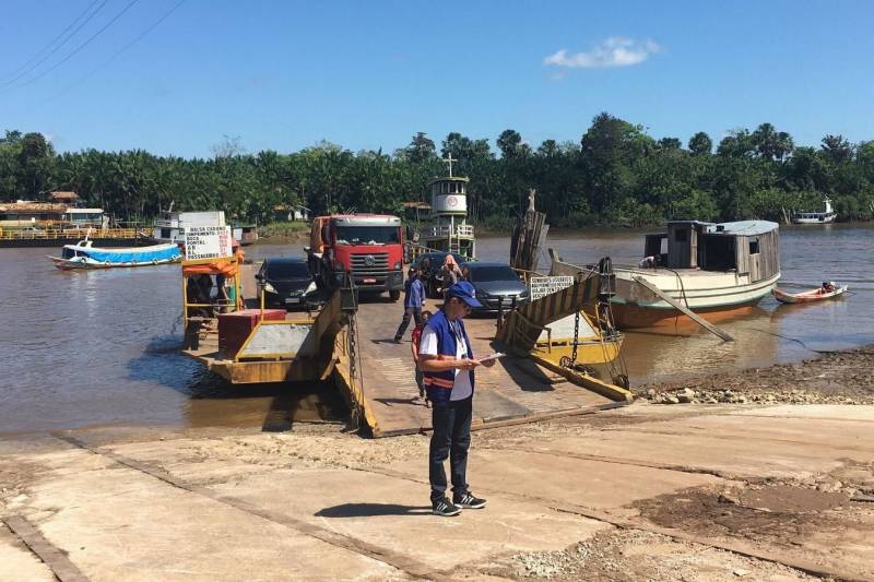 No primeiro final de semana da Operação Verão 2018, a Agência de Regulação e Controle de Serviços Públicos do Estado do Pará (Arcon-PA) realizou 1,1 mil abordagens e contabilizou mais de 23 mil passageiros circulando pelos portos do Estado. Entre os dias 5 e 9 de julho, os agentes de fiscalização estiveram presentes em 16 terminais e postos rodoviários e em 11 portos e travessias. No modal rodoviário as equipes registraram 304 autos de infração e apreenderam sete veículos, sendo dois clandestinos. A região de Apeú, em Castanhal, foi onde houve maior volume de abordagens e infrações registradas, 209 e 50, respectivamente. No Terminal Rodoviário de Belém foram 93 abordagens e 40 autos de infração lavrados. Na foto, fiscalização no Porto de Icoaraci.
FOTO: ASCOM / ARCON
DATA: 08.07.2018
ICOARACI - PARÁ <div class='credito_fotos'>Foto: Ascom Arcon | <a href='/midias/2018/originais/ef0b67dd-9304-43a2-bdcb-2fd47462a669.jpg' download><i class='fa-solid fa-download'></i> Download</a></div>