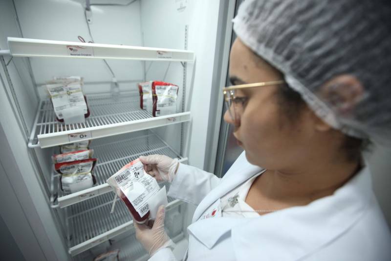 A rotina do Hospital Jean Bitar (HJB) ganhou ares de solidariedade e sensibilização para incentivar a doação voluntária de sangue entre colaboradores e familiares usuários, em comemoração ao Dia Mundial do Doador de Sangue, nesta quinta-feira, 14, com realização de palestras nas áreas de atendimento (foto), clínicas e setores do administrativo. Houve ainda distribuição de material educativo sobre o tema.
FOTO: ASCOM / HJB
DATA: 14.06.2018
BELÉM - PARÁ <div class='credito_fotos'>Foto: ASCOM HJB | <a href='/midias/2018/originais/ef10bd43-7bc0-4fe5-ba28-b61e1bc766c7.jpg' download><i class='fa-solid fa-download'></i> Download</a></div>