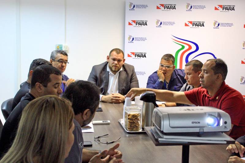 Por meio de portaria, publicada na edição desta quinta-feira (27), no Diário Oficial do Estado (DOE), a Superintendência do Sistema Penitenciário do Pará (Susipe) regulamenta o credenciamento de grupos religiosos e de apoio nos estabelecimentos prisionais. A medida tem como objetivo garantir à pessoa privada de liberdade os direitos constitucionais de liberdade de consciência, crença e expressão. Com base na Constituição Federal, na Resolução Nº 8, do Conselho Nacional de Política Criminal e Penitenciária e na Lei de Execução Penal que prevê assistência religiosa aos presos, bem como a liberdade de culto garantida dentro das casas penais, foi pensado um novo regimento que garanta a segurança dos religiosos, estabelecendo que os voluntários de cada religião possa se cadastrar na sede da Susipe e visitar todas as unidades prisionais do estado, ficando facultada a revista nas portarias apenas para os líderes religiosos, todos os outros membros são obrigados a passarem pela revista. Para cadastrar membros para trabalhos voluntários em presídios, as congregações religiosas precisam ter regulamento interno, formação jurídica e mais de dois anos de funcionamento.


FOTO: ASCOM SUSIPE
DATA: 27.12.2018
BELÉM - PARÁ <div class='credito_fotos'>Foto: Akira Onuma / Ascom Susipe   |   <a href='/midias/2018/originais/ef20b5c6-ff4c-4362-866d-2bbc70441d47.jpg' download><i class='fa-solid fa-download'></i> Download</a></div>