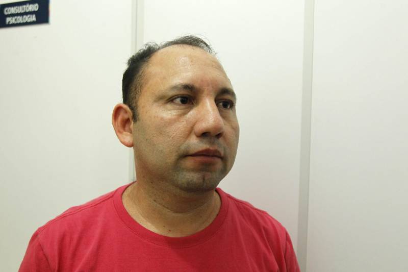 A detenta Tayná Martins, de 22 anos, que precisou entregar sua filha de 11 meses para a avó da criança. Ela é uma das 12 mulheres que cumprem pena na Unidade Materno Infantil (UMI), espaço criado pela Susipe, em março de 2013, para oferecer um tratamento mais humanizado às detentas que ingressaram no presídio gestantes ou engravidaram durante o cumprimento da pena. Uma equipe do programa Profissão Repórter, da TV Globo, acompanhou todo o processo de separação entre Tayná e sua bebê, dentro da Unidade Materno Infantil. A repórter Mayara Teixeira e sua equipe ficaram uma semana na unidade, acompanhando e registrando todo o processo de separação de mãe e filha. Na foto, Rosinaldo Rodrigues, servidor da Defensoria Pública do Estado.
FOTO: AKIRA ONUMA / ASCOM SUSIPE
DATA: 16.05.2018
BELÉM - PARÁ <div class='credito_fotos'>Foto: Akira Onuma / Ascom Susipe | <a href='/midias/2018/originais/ef224efd-2596-4286-b229-243dce44eee3.jpg' download><i class='fa-solid fa-download'></i> Download</a></div>