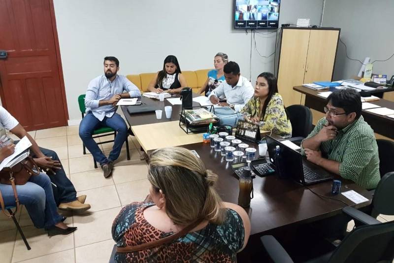 O município de Curionópolis, no sudeste paraense, vai integrar o projeto Municípios Emblemáticos dentro do Programa Municípios Sustentáveis (PMS), desenvolvido pela Secretaria Estadual de Municípios Sustentáveis (Semsu). A primeira reunião com a equipe da gestão municipal foi realizada na tarde desta quinta-feira (7), na sede da Prefeitura de Curionópolis, com representantes de diversas secretarias, que conheceram como o projeto é desenvolvido.
FOTO: DANI FILGUEIRAS / ASCOM SEMSU
DATA: 07.06.2018
CURONÓPOLIS - PARÁ <div class='credito_fotos'>Foto: DANI FILGUEIRAS / ASCOM SEMSU | <a href='/midias/2018/originais/ef23f19b-b867-43f0-b034-4b7a8bc13130.jpg' download><i class='fa-solid fa-download'></i> Download</a></div>