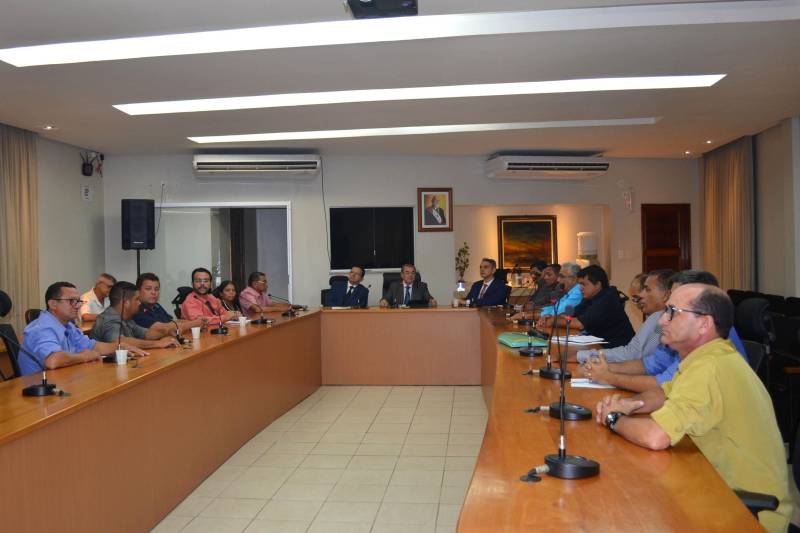 Prefeito e vereadores do município de Porto de Moz, acompanhados de deputados estaduais, se reuniram na tarde desta terça-feira (24) com o secretário Luiz Fernandes, na sede da Secretaria de Estado de Segurança Pública e Defesa Social (Segup), em Belém. A pauta apresentada inclui medidas – algumas já implementadas pelo governo - para fortalecer a segurança no município.
FOTO: ASCOM SEGUP
DATA: 24.04.2018
BELÉM - PARÁ <div class='credito_fotos'>Foto: Ascom Segup | <a href='/midias/2018/originais/ef32bb5e-e3e2-458d-9230-6999d855bffb.jpg' download><i class='fa-solid fa-download'></i> Download</a></div>