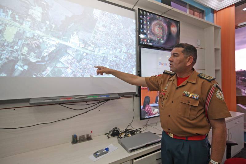 Equipes da Defesa Civil do Estado, Corpo de Bombeiros e da Polícia Militar já estão no município de Paragominas, nordeste do Estado, para atender a população atingida pelas fortes chuvas na madrugada desta quinta-feira, 12. O coronel Francisco Cantuária, coordenador da Defesa Civil, explica que a instituição foi acionada às 5h da manhã e enviou para o local uma equipe formada por mergulhadores de salvamento de águas rápidas. Também será instalado na cidade o sistema do Comando de Operações para poder definir ações que irão dar assistência para os desabrigados. “As primeiras informações levantadas mostram que pelo menos 100 casas teriam sido atingidas depois de cinco horas de chuvas. Também há suspeita de um possível rompimento de barragens próximo a cidade”, afirma. O titular do Centro Regional de Governo do Sudeste do Pará, Jorge Bitencourt, também está a caminho do município. Na foto, o coronel BM Lima, na sala de situação no Comando Geral do Corpo de Bombeiros.

FOTO: CARLOS SODRÉ / AG. PARÁ
DATA: 12.04.2018
BELÉM - PARÁ <div class='credito_fotos'>Foto: Carlos Sodré/Agência Pará   |   <a href='/midias/2018/originais/ef366cff-cbda-40ff-8294-f12c366c30d9.jpg' download><i class='fa-solid fa-download'></i> Download</a></div>