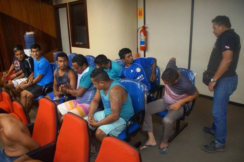 A Polícia Civil prendeu, na manhã desta sexta-feira (13), 40 foragidos da Justiça por envolvimento em crimes diversos, como roubos, furtos, homicídio e tráfico de drogas. As prisões são resultado da Operação "Xeque Mate", coordenada pela Diretoria de Polícia Metropolitana (DPM). Os presos estão sendo conduzidos para a Delegacia Geral para passarem por perícia e, em seguida, serem encaminhados ao sistema penitenciário.
FOTO: ASCOM POLÍCIA CIVIL
DATA: 13.04.2018
BELÉM - PARÁ <div class='credito_fotos'>Foto: Polícia Civil | <a href='/midias/2018/originais/ef3c9c38-465b-47ac-9860-55d523fa3eff.jpg' download><i class='fa-solid fa-download'></i> Download</a></div>