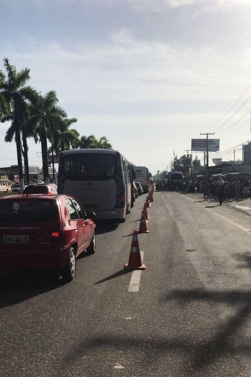 Para garantir maior segurança e tranquilidade no retorno à Região Metropolitana de Belém no feriado prolongado, o governo do Estado adotará uma medida inédita na Rodovia BR-316: a inversão de uma faixa, em sete quilômetros, no sentido de saída da capital, nesta terça-feira (13), das 16 às 22 h, e na quarta-feira (14), das 06 às 14 h. A medida visa permitir a fluidez do tráfego de veículos entre o KM-13, no município de Marituba, próximo ao Instituto de Ensino de Segurança Pública (Iesp), e o KM-06, no município de Ananindeua, no retorno após o posto de serviço da Polícia Rodoviária Federal.
FOTO: ASCOM / NGTM
DATA:13.02.2018
BELÉM - PARÁ <div class='credito_fotos'>Foto: ASCOM NGTM | <a href='/midias/2018/originais/ef3e945c-083a-461d-8df2-5aa145f06dc7.jpg' download><i class='fa-solid fa-download'></i> Download</a></div>
