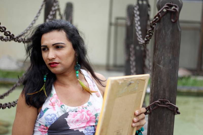 Dentro de uma cela na Central de Triagem Metropolitana II (CTM II) as transexuais Paula e Michelly (foto), dividem o mesmo espaço e tem os seus direitos e as suas identidades sociais garantidas. Assim como elas, outras seis internas são amparadas pela resolução do Conselho Nacional de Política Criminal e Penitenciária que garante à população carcerária de Lésbicas, Gays, Bissexuais e Transexuais (LGBT), os direitos de preservar a sua condição e resguardar a sua integridade física e moral dentro das penitenciárias de todo o país. “Aqui dentro eu me sinto respeitada, porque ninguém invade o nosso espaço. A direção da casa não impede o uso de coisas que gostamos e deixa a gente a vontade para sermos do jeito que a gente quer ser. Ninguém mexe com a gente e não há casos de violência por nossa orientação sexual”, falou Paula Maia (nome social), presa há três meses na unidade prisional. A Superintendência do Sistema Penitenciário do Estado (SUSIPE) garante direitos à população carcerária LGBT no Pará, desde o ano de 2009, quando foi o primeiro Estado brasileiro a autorizar a visita íntima homoafetiva nas unidades prisionais. Hoje além do CTM II, o Centro de Recuperação do Coqueiro (CRC) acolhe a população transexual, em celas específicas.
FOTO: AKIRA ONUMA / ASCOM SUSIPE
DATA: 22.05.2018
BELÉM - PARÁ <div class='credito_fotos'>Foto: Akira Onuma / Ascom Susipe | <a href='/midias/2018/originais/ef4ad490-3e1f-4e49-a8d8-65ffbaa0a081.jpg' download><i class='fa-solid fa-download'></i> Download</a></div>