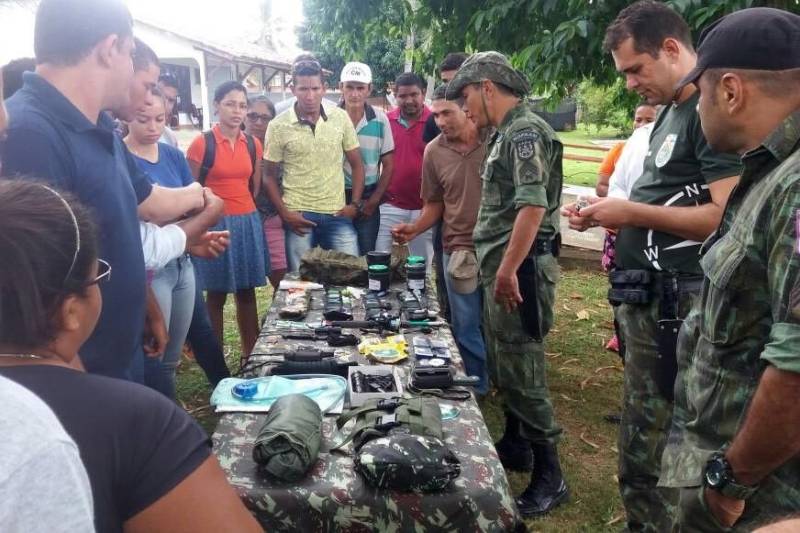 A Secretaria de Turismo do Pará (Setur) promove esta semana os módulos I e II do curso Condutor de Trilhas e Caminhadas, no município de São Geraldo do Araguaia, localizado no polo turístico Araguaia Tocantins.
FOTO: ASCOM SETUR
DATA: 23.03.2018
SÃO GERALDO DO ARAGUAIA - PARÁ <div class='credito_fotos'>Foto: ASCOM SETUR | <a href='/midias/2018/originais/ef51cfb6-ce52-4449-88d8-351a2698c7ec.jpg' download><i class='fa-solid fa-download'></i> Download</a></div>