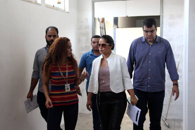 A abertura da concorrência foi anunciada à população de Palestina do Pará pela secretária estadual Izabela Jatene, que está no sul e sudeste do Pará cumprindo agenda de trabalho do Programa Municípios Sustentáveis (PMS). O Hospital Municipal José Homobono Paes de Andrade foi a segunda obra visitada pela secretária (foto). A unidade de saúde passa por reforma, realizada com recursos federais. O governo estadual firmou convênio, no valor de R$ 415.743,33, com a Prefeitura de Palestina do Pará destinado à aquisição de equipamentos de anestesia, com medidor multiparâmetro, de ultrassonografia e raios X.
FOTO: ANTONIO MACEDO / DIVULGAÇÃO
DATA: 09.05.2018
PALESTINA DO PARÁ - PARÁ <div class='credito_fotos'>Foto: ANTONIO MACEDO / DIVULGAÇÃO | <a href='/midias/2018/originais/ef535c7d-89eb-4288-9f1f-ca42136b632b.jpg' download><i class='fa-solid fa-download'></i> Download</a></div>