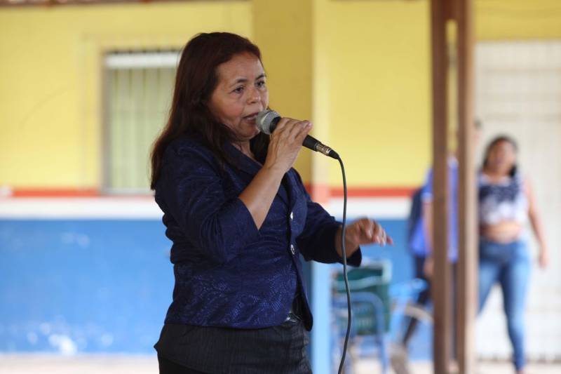 Na manhã desta quarta-feira (21), a ilha de Cotijuba recebeu a primeira edição do Projeto Família e Cidadania de 2018. O evento está sendo realizado na Escola Estadual de Ensino Fundamental e Médio Professora Marta da Conceição até a próxima sexta-feira (23). Durante a manhã mais de 40 pessoas estiveram presentes na abertura do evento, mas a expectativa é que esse número aumente, já que o projeto continua nos próximos dias, sempre com início às 8h. Na foto, Petrolina Coutinho.
FOTO: SIDNEY OLIVEIRA / AG. PARÁ
DATA: 21.02.2018
COTIJUBA - PARÁ <div class='credito_fotos'>Foto: Sidney Oliveira/Ag. Pará | <a href='/midias/2018/originais/ef5a6e6c-1ce2-45b2-a545-8a5220d59bc2.jpg' download><i class='fa-solid fa-download'></i> Download</a></div>