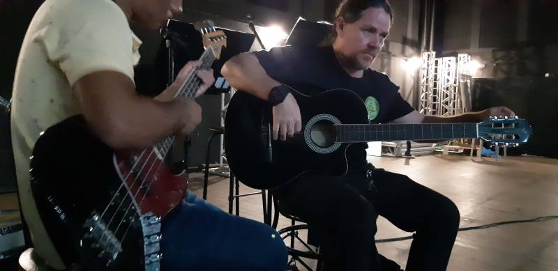 erca de 30 adolescentes e jovens que cumprem medidas socioeducativas nas unidades da Fundação de Atendimento Socioeducativo do Pará (Fasepa), na Região Metropolitana de Belém, participaram nesta segunda-feira (4) do último ensaio geral para o “IV Sarau Literário da Socioeducação”, marcado para o dia 5, no Teatro Margarida Schivasappa, no Centur. Foram os últimos ajustes de cena para o espetáculo que presta homenagem ao escritor Milton Hatoum e que busca levar os socioeducandos ao processo de ressocialização, contando com danças, literatura, poesia e música. O ensaio (foto) reuniu em cena todos os socioeducandos envolvidos nesse processo artístico cultural. A coordenadora da Ação Talentos da Fasepa, Marta Santos salientou que o ensaio geral, realizado na véspera do evento, ajuda os internos a entrarem no clima da apresentação e viver a expectativa de participar de uma apresentação teatral.

FOTO: TIAGO FURTADO / ASCOM FASEPA
DATA: 04.06.2018
BELÉM - PARÁ <div class='credito_fotos'>Foto: TIAGO FURTADO / ASCOM FASEPA   |   <a href='/midias/2018/originais/ef61357c-0df8-4c28-b912-b6e13fb08a5a.jpg' download><i class='fa-solid fa-download'></i> Download</a></div>