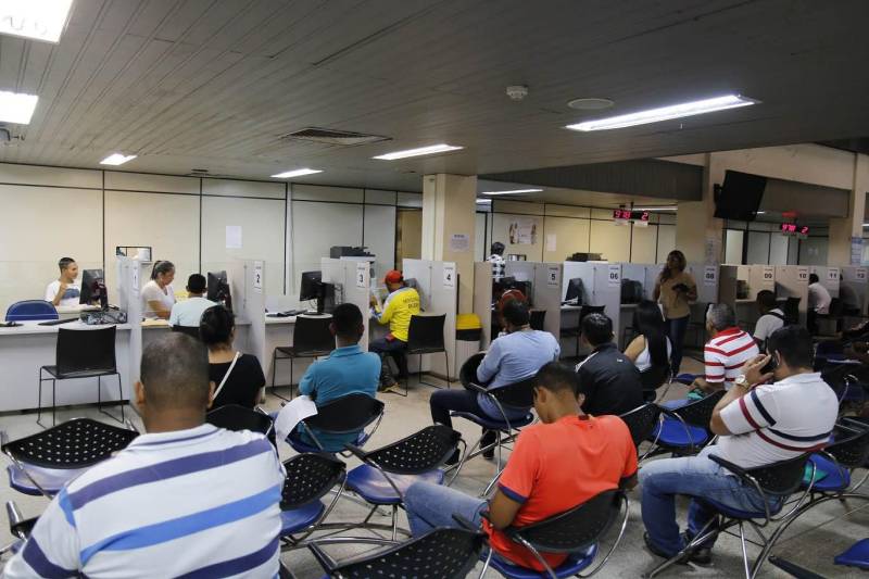 O Departamento de Trânsito do Estado (Detran) funcionou parcialmente nesta sexta-feira (13), devido à paralisação de alguns servidores. Na sede do órgão, em Belém, houve redução no atendimento nos setores de veículo e habilitação, e suspenso o serviço na vistoria. A unidade localizada na Rua Antônio Barreto também funcionou de forma parcial. No interior do Estado, somente as Ciretrans (Circunscrições Regionais de Trânsito) de Altamira e Barcarena suspenderam os trabalhos. Em Castanhal, Dom Eliseu, Mãe do Rio, Abaetetuba, Capanema e Parauapebas o atendimento também foi parcial. Entre as reivindicações dos servidores está a licitação para contratação da banca organizadora do concurso público, que já está em fase final na Secretaria de Estado de Administração (Sead). Na foto, atendimento no posto do Detran da Augusto Montenegro.
FOTO: ASCOM / DETRAN
DATA: 13.04.2018
BELÉM - PARÁ <div class='credito_fotos'>Foto: ASCOM DETRAN | <a href='/midias/2018/originais/ef65661e-50a6-4a4d-9cbf-8b31dce7da49.jpg' download><i class='fa-solid fa-download'></i> Download</a></div>