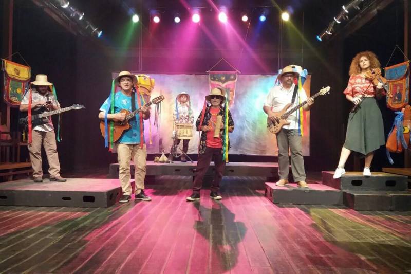 Com 30 anos de história, o Arraial do Pavulagem é uma das maiores expressões da cultura paraense. Para valorizar e fortalecer mais o trabalho dos artistas, a TV Cultura do Pará produziu o novo videoclipe do grupo, que estreia nesta terça-feira (29) no programa Sem Censura Pará, a partir das 14h30. Esta é a segunda vez que o Arraial ganha material produzido pela emissora.
FOTO: ASCOM FUNTELPA
DATA: 28.05.2018
BELÉM - PARÁ <div class='credito_fotos'>Foto: ASCOM FUNTELPA | <a href='/midias/2018/originais/ef65e53c-2b2a-4eea-968e-b422393df1dc.jpg' download><i class='fa-solid fa-download'></i> Download</a></div>