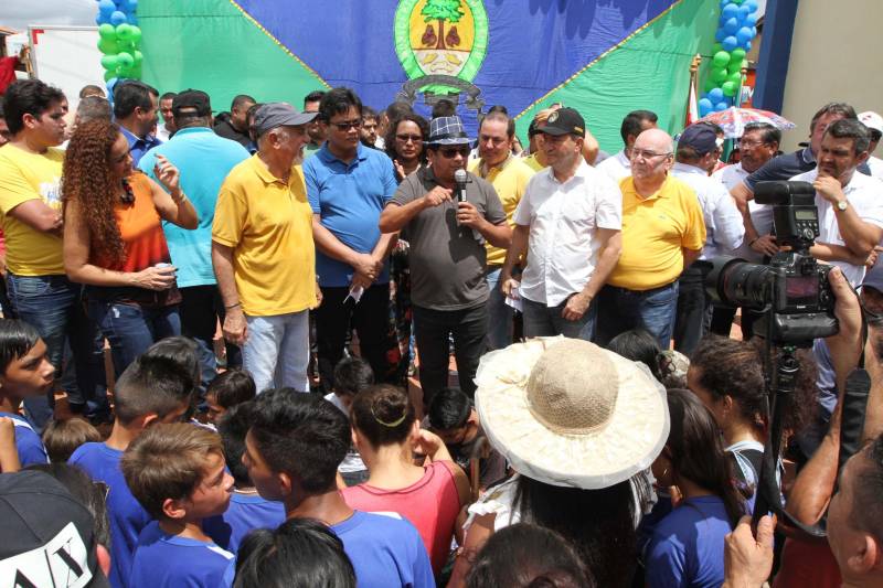 "Agora a população terá um lugar mais organizado, com mais higiene para comprar seu pescado e a sua carne. E pra gente que possui restaurante é melhor ainda, pois além da facilidade de adquirir os alimentos, o mercado também atrai clientes", comemorou Jaqueline Cardoso, 20 anos, que possui um ponto de venda de comidas em frente ao Mercado Municipal José Noronha Monteiro, no distrito de Boa Vista, em Quatipuru, no nordeste paraense. O espaço foi entregue oficialmente à população nesta segunda-feira (19), assim como as obras de pavimentação asfáltica da PA-446 e de cinco pontes em concreto ao longo da rodovia. A cerimônia contou com a presença do governador Simão Jatene, parlamentares, prefeitos da região entre outras autoridades locais. "Essas são importantes obras que vão beneficiar não só a população de Quatipuru, mas de toda a região. E faço questão de ressaltar que em todas elas existe o dinheiro dos impostos que todos nós paraenses pagamos. Esse é o retorno que fazemos questão de dar à população. Nós gestores somos apenas instrumentos desse grande desenvolvimento, quem financia é o povo", afirmou o governador Simão Jatene.
FOTO: CRISTINO MARTINS / AG. PARÁ
DATA: 19.03.2018
QUATIPURU - PARÁ <div class='credito_fotos'>Foto: Cristino Martins/Ag. Pará | <a href='/midias/2018/originais/ef6749dc-d73e-477c-bbef-1b99d5113e4d.jpg' download><i class='fa-solid fa-download'></i> Download</a></div>