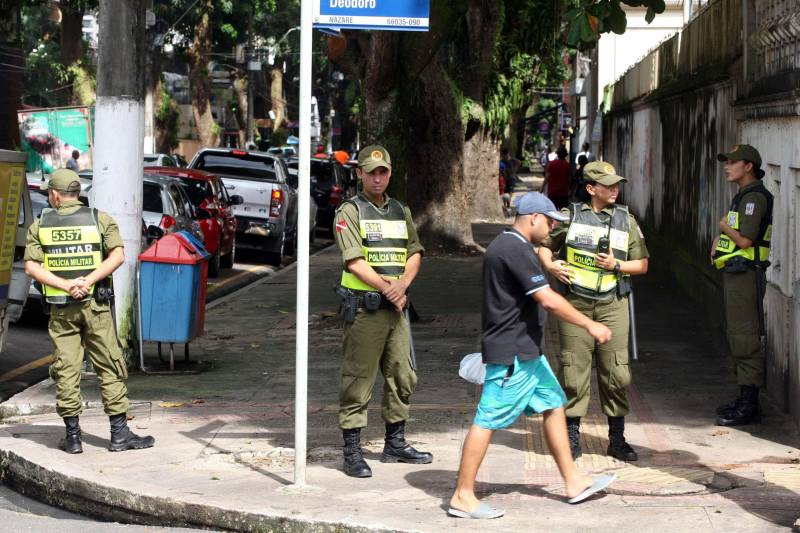 Cerca de 2 mil alunos do curso de formação de praças da Polícia Militar cumprem neste sábado (12) uma etapa importante da preparação: eles saem pela primeira vez às ruas, no estágio supervisionado, para vivenciar situações reais da carreira e, ao mesmo tempo, reforçar o policiamento ostensivo. Em Belém, cerca de 500 homens e mulheres se concentraram na Praça Santuário, em frente à Basílica de Nazaré, e saíram, em seguida, para diversos pontos da capital. A ação faz parte do pacote de medidas de combate à criminalidade e reforço da segurança pública anunciado pelo Governo do Estado.
FOTO: SIDNEY OLIVEIRA / AG. PARÁ
DATA: 12.05.2018
BELÉM - PARÁ <div class='credito_fotos'>Foto: Sidney Oliveira/Ag. Pará | <a href='/midias/2018/originais/ef804ca3-f9c4-4533-931b-43f4d7e4b796.jpg' download><i class='fa-solid fa-download'></i> Download</a></div>