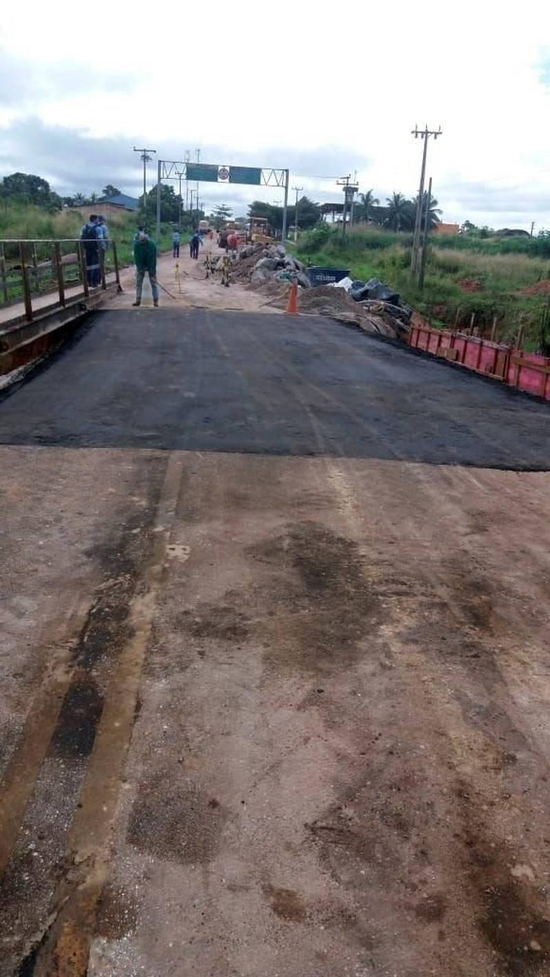 Após mais de duas semanas de trabalho ininterrupto, apesar das chuvas que ainda caem sobre a região de Paragominas, uma faixa da Rodovia PA-256 (foto) foi liberada para o tráfego de veículos. De acordo com o engenheiro Wallace Gaspar, chefe do 7º Núcleo Regional da Secretaria de Estado de Transportes (Setran), uma equipe composta por 15 pessoas atua na área desde o dia do rompimento da Rodovia, em 12 de abril, provocado por forte enxurrada que atingiu o município. O bueiro metálico (tubulação) já foi recolocado no canal do vertedouro de água que excede da represa que margeia a rodovia e realiza a drenagem normalmente. A conclusão da obra depende, agora, da finalização, com concreto armado e ancorado, da boca do bueiro no sentido da foz do curso d'água.
FOTO: WALLACE GASPAR / ASCOM SETRAN
DATA: 02.05.2018
PARAGOMINAS - PARÁ <div class='credito_fotos'>Foto: Wallace Gaspar | <a href='/midias/2018/originais/ef87d329-80ff-485c-b9fc-8f6453bb9ed4.jpg' download><i class='fa-solid fa-download'></i> Download</a></div>