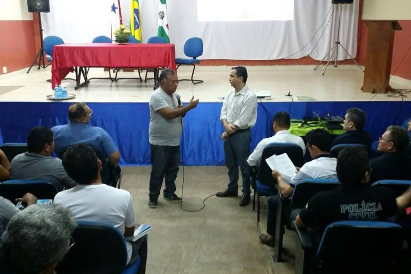 A primeira reunião foi realizada na noite dessa segunda feira (16), no município de Monte Alegre, no auditório da Escola Estadual de Ensino Técnico do Pará (EETEPA), e contou com a presença de toda a equipe do Centro de Governo - o secretário regional, Olavo das Neves, e os coordenadores Gilberto Aguiar (Segurança Pública); Rodrigo Branco (Infraestrutura e Logística); Gustavo Hamoy (Desenvolvimento e Incentivo à Produção); Irene Escher (Educação); Zuíla Wanghon (Assistência Social) e Osmarina Pires (respondendo pela pasta de Saúde).
FOTO: SAMUEL ALVARENGA / SECOM
DATA: 16.04.2018
MONTE ALEGRE - PARÁ <div class='credito_fotos'>Foto: Samuel Alvarenga / Secom | <a href='/midias/2018/originais/ef8a2323-057a-4743-bdfd-a84b5cc35646.jpg' download><i class='fa-solid fa-download'></i> Download</a></div>