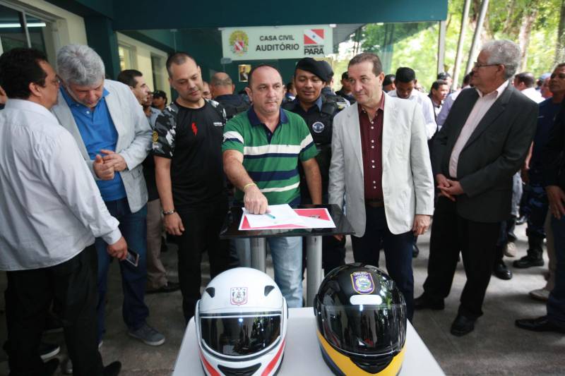 Polícia Militar, Guarda Municipal e Secretarias Municipais de Segurança Pública de 17 cidades do interior paraense receberam motos para ampliar o policiamento ostensivo e para atender ocorrências em suas sedes. Os veículos adquiridos pelo Governo do Estado são provenientes de emenda parlamentar de três deputados da Assembleia Legislativa do Pará (ALEPA), e entregues (foto) nesta segunda-feira (28) durante cerimônia na sede da Casa Civil, em Belém. Ao todo foram entregues 44 motos do modelo Honda XRE 300 CC, todas com kit sinalizador acústico e visual, rastreador, dois capacetes e queixeiras. Prefeitos, secretários de segurança, representantes das polícias, guardas municipais e deputados estiveram presentes na solenidade e ressaltaram a importância de ampliar a frota de veículos para dar apoio a segurança dos municípios.
FOTO: MÁCIO FERREIRA / AG. PARÁ
DATA: 28.05.2018
BELÉM - PARÁ <div class='credito_fotos'>Foto: MÁCIO FERREIRA/ AG. PARÁ | <a href='/midias/2018/originais/ef8edb5b-63f3-4937-b238-2f7376701f9b.jpg' download><i class='fa-solid fa-download'></i> Download</a></div>