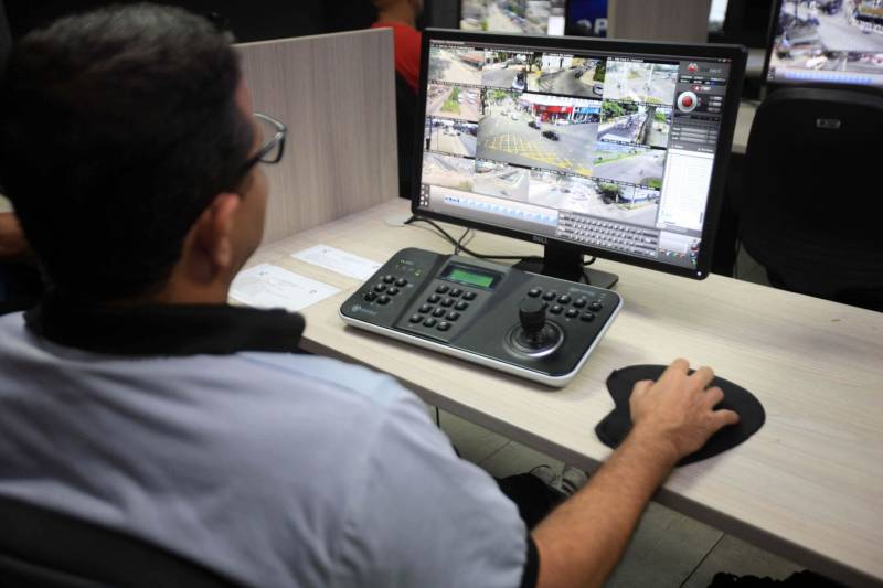 Há duas décadas, o Pará foi pioneiro no Brasil ao implantar o Centro Integrado de Operações (Ciop), um projeto de Segurança Pública estratégico. Criado por meio do Decreto Estadual nº 2.959/1998, o Ciop foi inaugurado em 29 de maio do mesmo ano. Ao completar 20 anos de serviços prestados diariamente à população paraense, servidores relembram conquistas importantes nessa trajetória. O Ciop surgiu da necessidade de direcionar as ocorrências de urgência e emergência da Segurança Pública para um único centro de atendimento, por meio do número 190, disponível a toda a população. É um órgão do Sistema Estadual de Segurança Pública e Defesa Social (Sieds), diretamente subordinado à Secretaria Adjunta de Gestão Operacional (Sago), da Secretaria de Estado de Segurança Pública e Defesa Social (Segup).

FOTO: RODOLFO OLIVEIRA / AG. PARÁ
DATA: 29.05.2018
BELÉM - PARÁ <div class='credito_fotos'>Foto: Rodolfo Oliveira/Ag. Pará   |   <a href='/midias/2018/originais/ef8f10ac-d4bb-472b-8ee4-22f32c3b357e.jpg' download><i class='fa-solid fa-download'></i> Download</a></div>