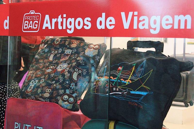 A Cooperativa Social de Trabalho Arte Feminina Empreendedora (Coostafe), formada exclusivamente por internas do Centro de Recuperação Feminino (CRF), em Ananindeua (Região Metropolitana de Belém), fechou parceria para venda de seus produtos com uma empresa de malas e plastificação de bagagens, a Protec Bag, que tem uma loja e um quiosque no Aeroporto Internacional de Belém. A Coostafe é um projeto de economia solidária para detentas, desenvolvido no Pará com apoio da Superintendência do Sistema Penitenciário do Estado (Susipe). Os produtos da Coostafe são comercializados na loja da Protec Bag desde segunda-feira (29). Os clientes da loja e visitantes do aeroporto podem encontrar bolsas, sacolas, encostos de cabeça e mais uma série de produtos feitos pelas detentas do CRF. Os produtos foram colocados à venda a preço de mercado, e parte da renda será revertida para as cooperadas.
FOTO: ASCOM SUSIPE
DATA: 30.10.2018
BELÉM - PARÁ <div class='credito_fotos'>Foto: ASCOM SUSIPE | <a href='/midias/2018/originais/ef947af4-c4a2-47a9-b107-3a75c18753b2.jpg' download><i class='fa-solid fa-download'></i> Download</a></div>
