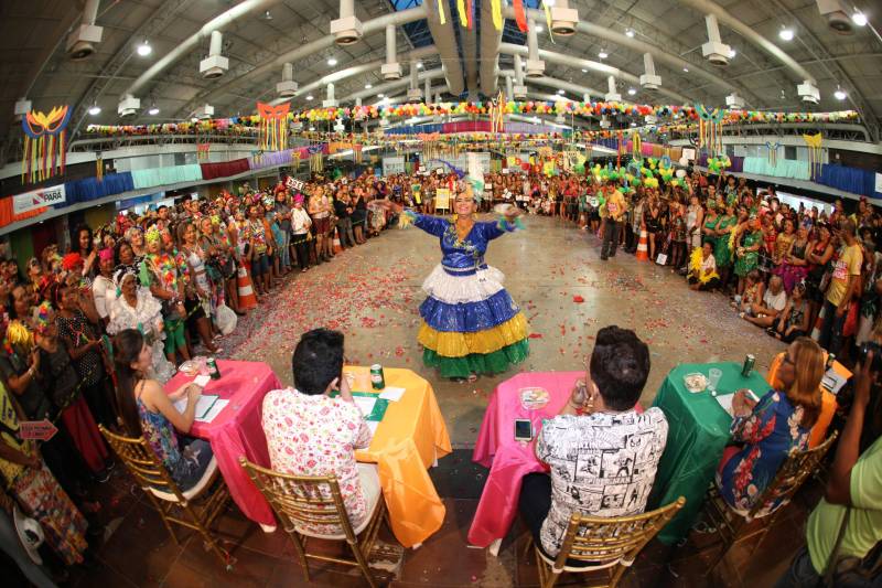 Mais de quatro mil idosos caíram na folia na tarde desta quarta-feira (7), durante o 18° Baile Carnavalesco da Melhor Idade, do projeto Vida Ativa, executado pela Secretaria de estado de Esporte e Lazer (Seel). Uma das grandes atrações foi o concurso que escolheu a “Rainha das Rainhas” da terceira idade, título que este ano ficou com a candidata Lindaura Cardoso, de 63 anos.
FOTO: CARLOS SODRÉ / AG. PARÁ
DATA: 07.02.2018
BELÉM - PARÁ <div class='credito_fotos'>Foto: CARLOS SODRÉ / AG. PARÁ | <a href='/midias/2018/originais/ef99601a-e3f3-4100-bfee-2148c50fadae.jpg' download><i class='fa-solid fa-download'></i> Download</a></div>