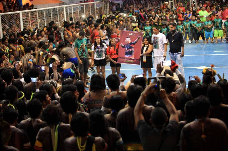 O dia começou cedo para os participantes da Semana dos Povos Indígenas, que ocorre em São Félix do Xingu, no sudeste do Pará. A vasta programação se estendeu durante toda a segunda-feira (16), com os serviços ofertados pelo Estado, os jogos e abertura oficial, à noite. Nesta segunda-feira também começaram as competições. Além do atletismo, com a corrida de 100 metros rasos para homens e mulheres, houve partidas de futsal feminino e de cabo de guerra masculino e feminino. Espalhados por diversos espaços da cidade, os jogos são uma atração muito esperada, tanto pelos índios quanto pelo público que prestigia as disputas.
FOTO: RODOLFO OLIVEIRA / AG. PARÁ
DATA: 16.04.2018
SÃO FÉLIX DO XINGU - PARÁ <div class='credito_fotos'>Foto: Rodolfo Oliveira/Ag. Pará | <a href='/midias/2018/originais/efa37b5b-d964-481d-9ed8-e9954241a03f.jpg' download><i class='fa-solid fa-download'></i> Download</a></div>