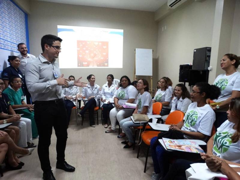 Na última sexta-feira (29/6) o Hospital Público Estadual Galileu (HPEG), em Belém (PA), certificou (foto) a quinta turma do curso gratuito de Cuidador de Idosos promovido pela unidade. A capacitação aconteceu no auditório da unidade ao longo de duas semanas, com carga horária de 40h, e capacitou 33 pessoas para o cuidado com idosos. Ao todo, já são mais 160 pessoas formadas nas cinco turmas. Segundo os alunos, um dos diferenciais do curso oferecido pelo Hospital Galileu é que todos os professores do curso fazem parte do corpo clínico do hospital.
FOTO: ASCOM / HPEG
DATA: 29.06.2018
BELÉM - PARÁ <div class='credito_fotos'>Foto: ASCOM / HPEG | <a href='/midias/2018/originais/efa7ca27-6782-48b8-b251-c8c18da9a3f6.jpg' download><i class='fa-solid fa-download'></i> Download</a></div>