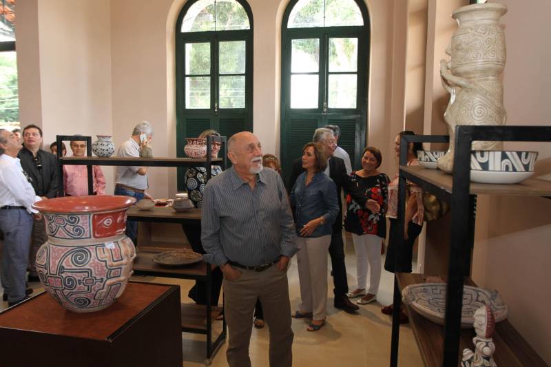 O Governo do Pará entregou nesta quarta-feira, 26, o prédio restaurado da antiga Estação de Trem de Icoaraci. A entrega foi feita pelo governador Simão Jatene (camisa cinza com listras). “Estamos recuperando um pedaço importante da história de Belém, de todo o Pará”, disse o governador. Após cinco meses de reforma, a antiga Estação Ferroviária de São João de Pinheiro, atual Icoaraci, foi entregue totalmente restaurada. Há pelo menos 35 anos, o espaço era ocupado pela Cooperativa de Artesãos de Icoaraci (Coarti) e agora vai servir para comercialização e exposição de artesanato, além de espaço para eventos culturais. “Será um espaço multiuso, para manifestações culturais, manifestações sociais e, claro, para a comercialização de artesanato, que é o carro-chefe de Icoaraci”, disse o secretário de estado de Desenvolvimento Econômico, Mineração e Energia (Sedeme), Hildegardo Nunes.

FOTO: CRISTINO MARTINS / AG. PARÁ
DATA: 26.12.2018
ICOARACI - PARÁ <div class='credito_fotos'>Foto: Cristino Martins/Ag. Pará   |   <a href='/midias/2018/originais/efb1a67d-541d-46ee-8ca3-d7827d9fdcd3.jpg' download><i class='fa-solid fa-download'></i> Download</a></div>