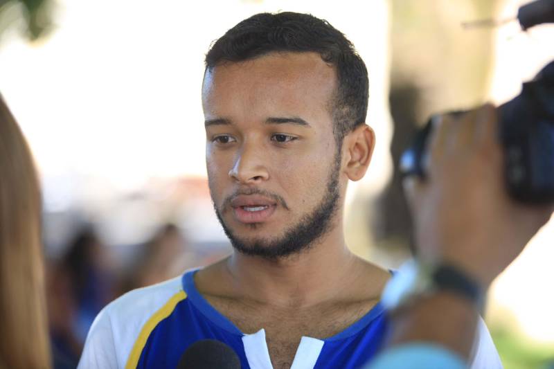 Criado em 2004, o projeto tem o objetivo de auxiliar crianças e jovens dos 8 aos 18 anos, em um período complementar à escola. O programa atende uma média de 2.500 alunos por ano em sete bairros de Belém. São oferecidas atividades de artes, esporte, cultura e lazer. Mas com a intenção de diminuir a evasão escolar, o Pro Paz oferece formas lúdicas de ensino de disciplinas tradicionais como matemática, português e história, como a palestra com o historiador na manhã desta sexta-feira. “Esse trabalho surgiu com o objetivo da prevenção. Queremos tirar esses alunos atendidos da rua, da vulnerabilidade social. Quando eles não estão na escola, eles estão com a gente, protegidos, desenvolvendo atividades e descobrindo suas potencialidades”, disse Mônica Altman, presidente do Pro Paz. Na foto, Aldair Maciel, 22 anos.
FOTO: MÁCIO FERREIRA /AG. PARÁ
DATA: 11.05.2018
BELÉM - PARÁ <div class='credito_fotos'>Foto: MÁCIO FERREIRA/ AG. PARÁ | <a href='/midias/2018/originais/efb5c79e-c8bd-418c-92c8-662c96ee6ae5.jpg' download><i class='fa-solid fa-download'></i> Download</a></div>