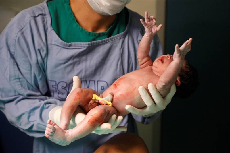 O Certificado ONA 1 da maternidade soma-se a outros títulos conquistados pela Instituição, como o de Hospital Amigo da Mulher e Hospital Amigo da Criança. Atualmente, a Santa Casa realiza uma média de 860 partos mensalmente (foto), o que corresponde a 10 mil partos anualmente. A instituição atende 100% pelo Sistema Único de Saúde (SUS).
FOTO: ANDERSON SILVA / ARQUIVO AG. PARÁ
DATA: 07.05.2015
BELÉM - PARÁ
<div class='credito_fotos'>Foto: ANDERSON SILVA / AG. PARÁ | <a href='/midias/2018/originais/efb9f0e9-6a8e-4609-a9e4-d63a793f9be4.jpg' download><i class='fa-solid fa-download'></i> Download</a></div>