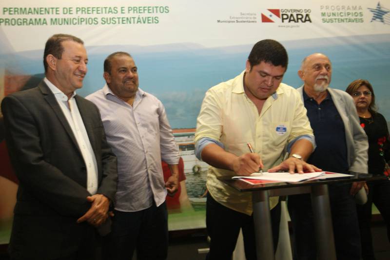 Prefeitos de 21 municípios assinaram, nesta quinta-feira (8), convênios e receberam do Governo do Estado mais de R$ 50 milhões em recursos para obras e serviços. A assinatura dos convênios marcou o encerramento da terceira reunião do Fórum Permanente de Prefeitas e Prefeitos dos Municípios Sustentáveis, no Hangar Convenções e Feiras da Amazônia, em Belém. O governador Simão Jatene recebeu os gestores durante a assinatura dos convênios. O presidente da Assembleia Legislativa do Estado, deputado Márcio Miranda; a secretária de Municípios Sustentáveis, Izabela Jatene; a secretária de Educação, Ana Cláudia Hage; e os deputados federais Nilson Pinto e Hélio Leite também participaram da cerimônia. na foto, o Prefeito de Salinas - Paulo Henrique.
FOTO: SIDNEY OLIVEIRA / AG PARÁ
DATA: 08.02.2018
BELÉM - PARÁ <div class='credito_fotos'>Foto: Sidney Oliveira/Ag. Pará | <a href='/midias/2018/originais/efbd43d9-ea38-48b3-aec1-cd467b316968.jpg' download><i class='fa-solid fa-download'></i> Download</a></div>