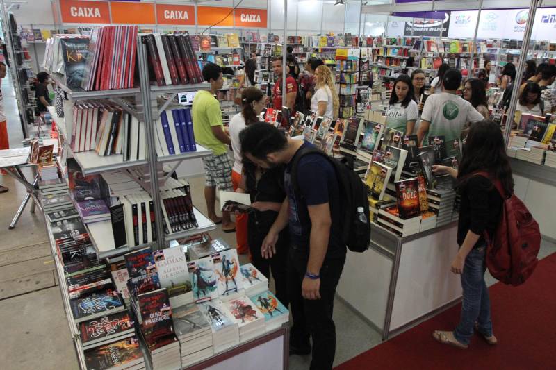 Quarto dia da  XXII Feira Pan-Amazônica do Livro, no Hangar Centro de Convenções da Amazônia, em Belém. 

 FOTO: CRISTINO MARTINS / AG. PARÁ 
DATA: 03.06.2018 
BELÉM - PARÁ <div class='credito_fotos'>Foto: Cristino Martins/Ag. Pará   |   <a href='/midias/2018/originais/efc3e25d-5463-4ff7-b9b4-87eaf12ad698.jpg' download><i class='fa-solid fa-download'></i> Download</a></div>