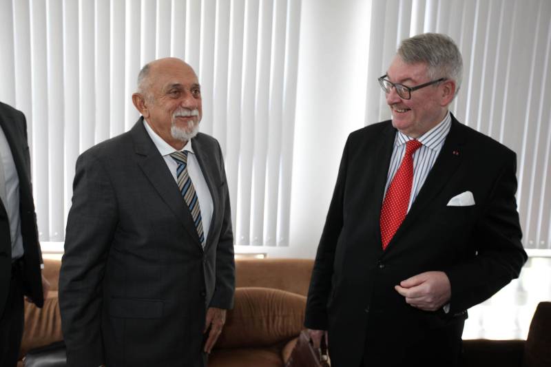 O Pará recebeu, pela segunda vez em menos de um mês, a visita de um representante internacional interessado em investir no estado. Após a visita do embaixador da Hungria, no dia 12 deste mês, foi a vez do embaixador da Bélgica, Dirck Loncke (d), ser recebido nesta terça-feira, 24, pelo governador Simão Jatene (e) no Palácio dos Despachos.
FOTO: ANTONIO SILVA / AG. PARÁ
DATA: 24.04.2018
BELÉM - PARÁ <div class='credito_fotos'>Foto: Antônio Silva/Ag. Pará | <a href='/midias/2018/originais/efc6a4bc-3147-4dd5-849c-09922cc396b9.jpg' download><i class='fa-solid fa-download'></i> Download</a></div>