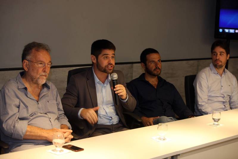 Jornalistas, influenciadores digitais e membros da sociedade civil organizada participaram, nesta quinta-feira (15), da visita guiada ao Parque Estadual do Utinga (Peut) que será inaugurado na sexta-feira (16), às 16h30. Os convidados foram recebidos pelo secretário estadual de Cultura, o arquiteto Paulo Chaves; pelo presidente do Ideflor-bio, Thiago Novaes; pelo gerente do Peut, Julio Meyer; pelo secretário de comunicação, Daniel Nardin e pelo representante da diretoria da Unidade de Conservação do Parque, Wendel Andrade. O evento começou às 9h com a apresentação das melhorias feitas no espaço durante as obras, dos serviços que funcionarão no local e de algumas normas de utilização desse novo equipamento.
FOTO: SIDNEY OLIVEIRA / AG. PARÁ
DATA: 15.03.2018
BELÉM - PARÁ <div class='credito_fotos'>Foto: Sidney Oliveira/Ag. Pará | <a href='/midias/2018/originais/efda4af7-dda1-4153-9d95-f8dfbde02318.jpg' download><i class='fa-solid fa-download'></i> Download</a></div>