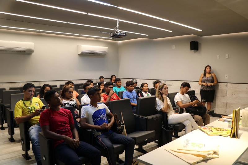 Uma comitiva de indígenas das etnias Amanaié, Assuriní do Pracará e Tembé visitou o Parque Estadual do Utinga nesta sexta-feira, 14, dentro de uma agenda de intercâmbio entre jovens indígenas. A ação foi feita em parceria entre o Instituto de Desenvolvimento Florestal e da Biodiversidade (Ideflor-bio), por meio da Gerência de Sociobiodiversidade (Gsbio) e o Distrito Sanitário Especial Indígena (DSEI) no Pará, vinculado ao Ministério da Saúde.

FOTO: ASCOM IDEFLOR
DATA: 14.12.2018
BELÉM - PARÁ <div class='credito_fotos'>Foto: Ascom Ideflor   |   <a href='/midias/2018/originais/efdc9781-1b49-4507-8ea1-bbfc81c253c0.jpg' download><i class='fa-solid fa-download'></i> Download</a></div>