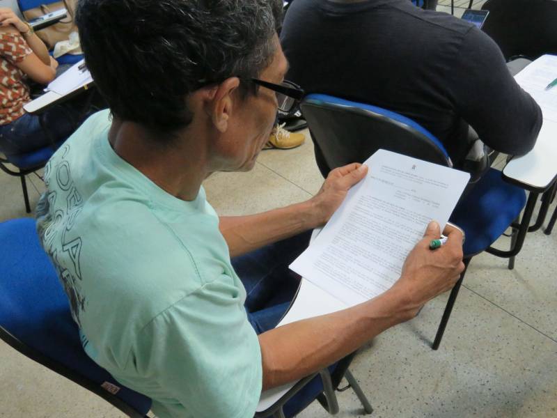 Com o objetivo de discutir a minuta do Decreto Governamental que criará a Política de Manejo Florestal Comunitário e Familiar do Pará (PMFCF), o Instituto de Desenvolvimento Florestal e da Biodiversidade (Ideflor-bio) e o Instituto Internacional de Educação do Brasil (IEB) realizaram, nos dias 28 e 29 de junho (quinta e sexta-feira), reuniões (foto) para consulta pública com representantes de diversos segmentos da sociedade paraense. O espaço foi aberto para comentários, sugestões e críticas ao texto do decreto. Participaram da consulta, além de representantes e técnicos do Ideflor-bio e do IEB, representantes da Empresa de Assistência Técnica e Extensão Rural do Pará (Emater), das secretarias de Estado de Assistência Social, Trabalho, Emprego e Renda (Seaster) e de Ciência, Tecnologia e Educação Técnica e Tecnológica (Sectet), e Ministério Público Estadual, além de membros da sociedade que serão diretamente relacionados e beneficiados pela política, como engenheiros florestais, consultores e comunitários de diversos municípios paraenses.
FOTO: ASCOM / IDEFLOR-BIO
DATA: 30.06.2018
BELÉM - PARÁ <div class='credito_fotos'>Foto: Ascom Ideflor-Bio | <a href='/midias/2018/originais/efdefb32-dc08-4057-9c6a-c221a34da9b3.jpg' download><i class='fa-solid fa-download'></i> Download</a></div>
