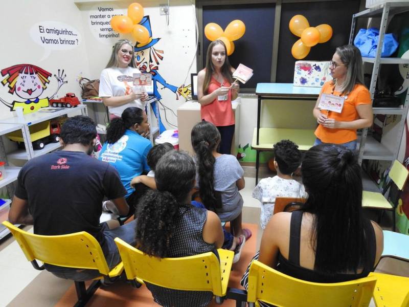 Acompanhante do sobrinho Jander, 06 anos, Jéssica de Sousa Leite, 19, conseguiu participar da discussão de um assunto importante, urgente e atual: o combate ao abuso e à exploração sexual de crianças e adolescentes, durante uma roda de conversa realizada na brinquedoteca do Hospital Regional Público da Transamazônica, em Altamira, município do oeste do Pará. O evento reuniu pais, responsáveis e as crianças internadas na unidade. Para Jéssica Leite, discutir o tema é muito válido para quem cuida dos pequenos pacientes. “Eu achei muito importante trazer este tipo de informação, porque muitas vezes não temos acesso. É legal ver este tema sendo abordado no hospital, em escolas, até mesmo para que os pais e responsáveis fiquem atentos. São casos que, infelizmente, acontecem, e nós não queremos que atinjam as nossas crianças porque é algo muito triste”, ressaltou a acompanhante. A ação foi alusiva ao Dia Nacional de Enfrentamento ao Abuso e à Exploração Sexual de Crianças e Adolescentes e à campanha Maio Laranja, que promove ações de conscientização e discussão do tema.

FOTO: ASCOM / HRPT
DATA: 23.05.2018
ALTAMIRA - PARÁ <div class='credito_fotos'>Foto: ASCOM HRPT   |   <a href='/midias/2018/originais/efdf2af3-d237-441d-85d7-d9f1a7d5aa1c.jpg' download><i class='fa-solid fa-download'></i> Download</a></div>