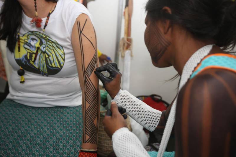 Setecentos artesãos de 54 municípios de diversas regiões do Estado estão reunidos na VI Feira Estadual de Artesanato (Fesarte). 

FOTO: CARLOS SODRÉ / AG. PARÁ
DATA: 22.11.2018
BELÉM - PARÁ <div class='credito_fotos'>Foto: CARLOS SODRÉ / AG. PARÁ    |   <a href='/midias/2018/originais/efe3b8a2-381c-4071-abc1-7cb1cedb0ff4.jpg' download><i class='fa-solid fa-download'></i> Download</a></div>